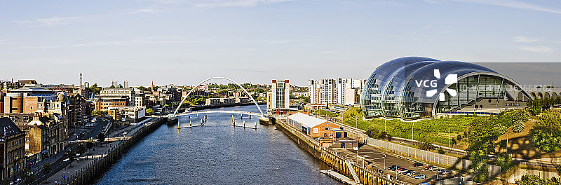 泰恩河上的城市景观图片素材