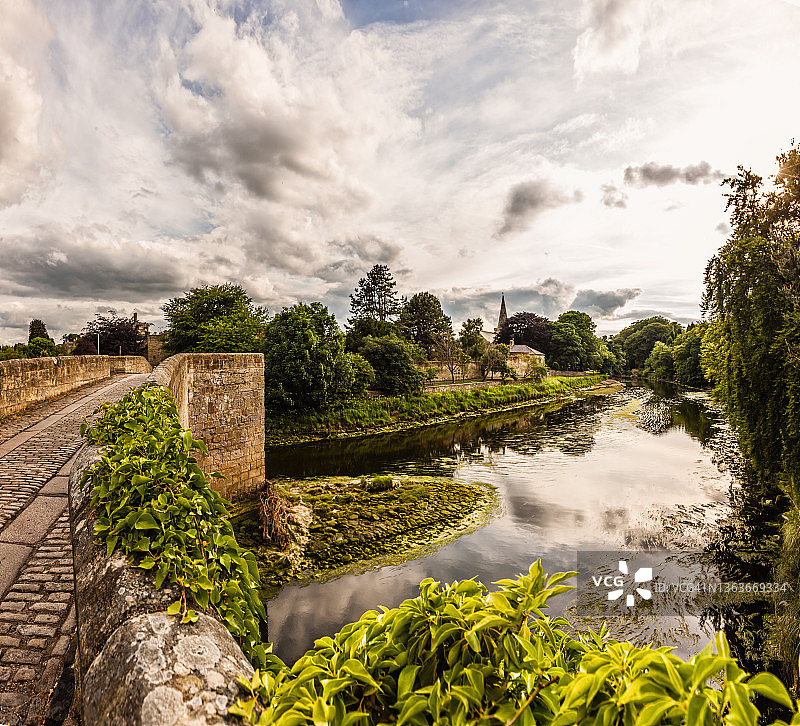 古老的桥、科凯河与村庄图片素材