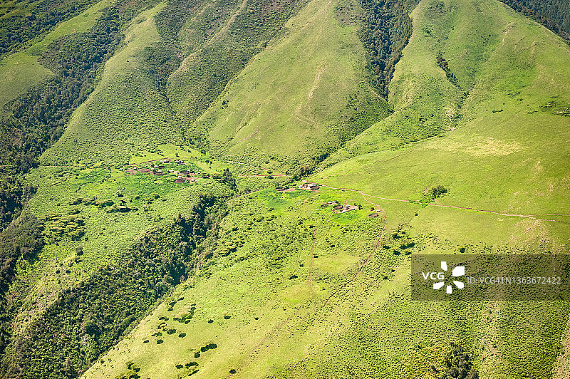 坦桑尼亚恩戈罗恩戈罗火山口侧面的马赛村庄图片素材