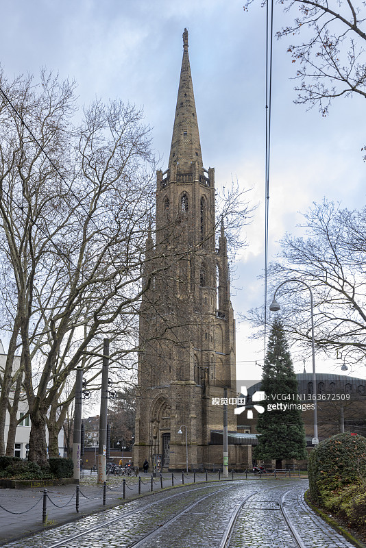科隆“耶稣圣心”天主教堂冬季雪景，路人从前走过图片素材