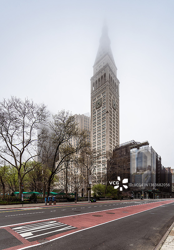 纽约大都会人寿保险大厦的雾景图片素材