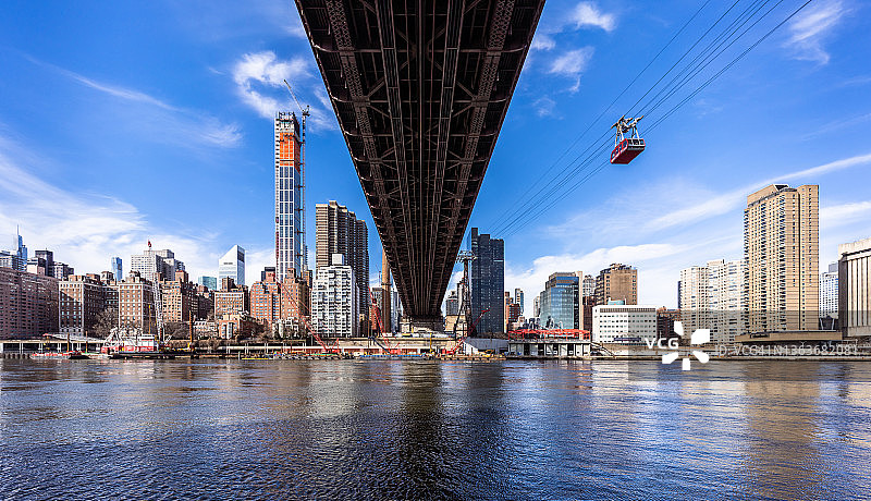 纽约皇后区大桥和罗斯福岛缆车的天际线景观图片素材