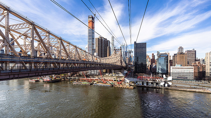 从纽约缆车看昆斯伯勒大桥和曼哈顿中城天际线图片素材