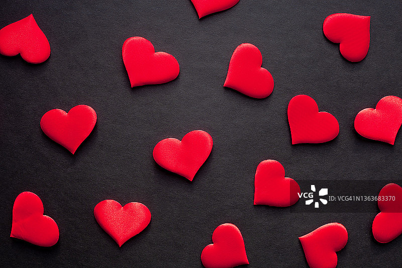 情人节贺卡：红色爱心，黑色背景图片素材