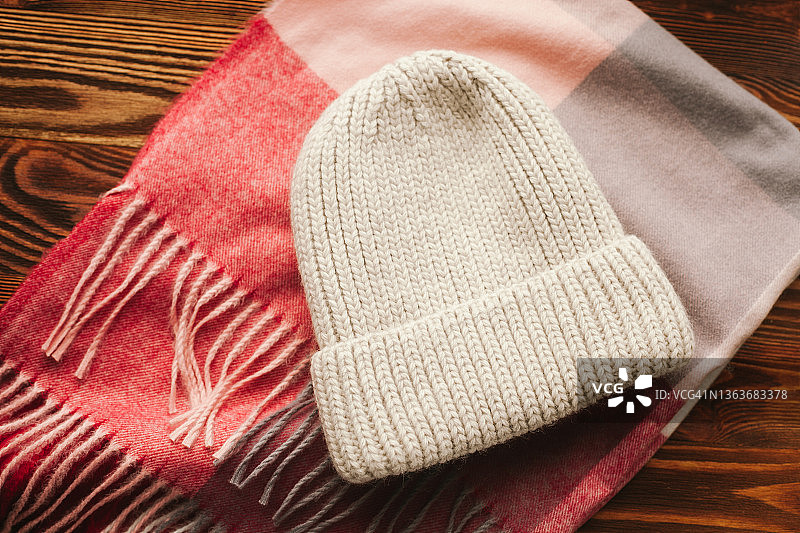 冬季时尚概念：白色针织帽与红粉色围巾图片素材