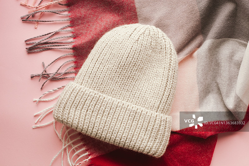 冬季时尚概念：白色针织帽与红粉色围巾图片素材