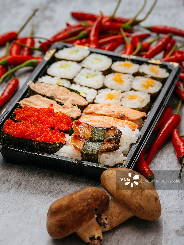 石板上的寿司图片素材