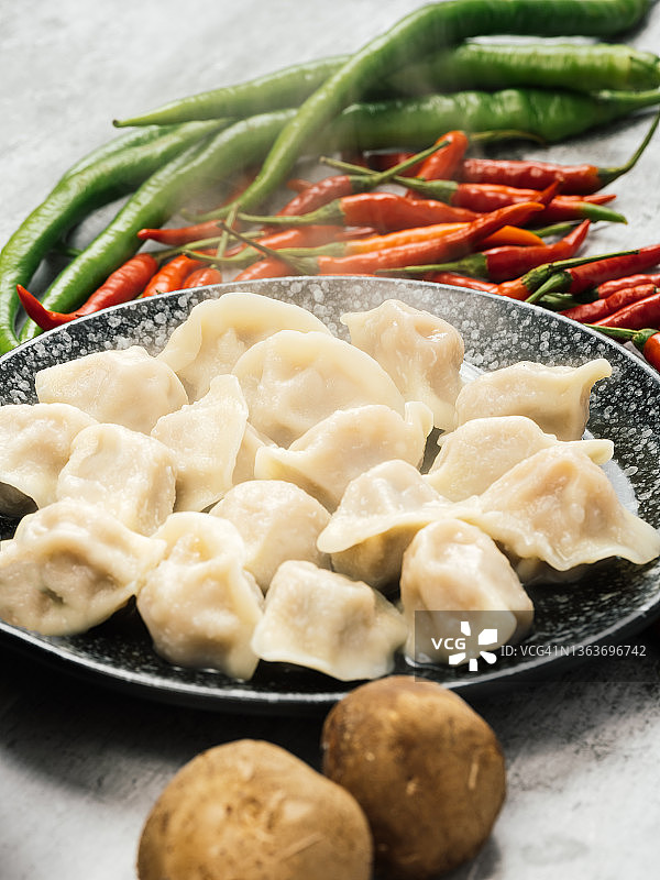 石板上的饺子图片素材