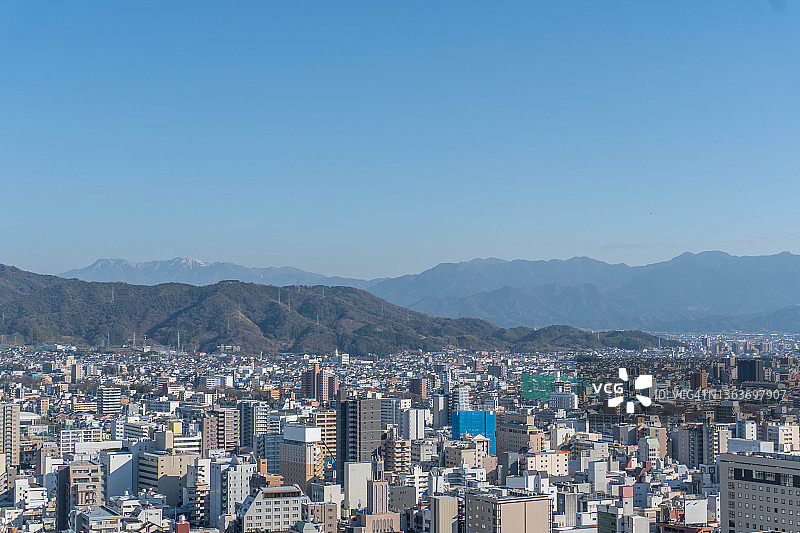 日本爱媛石锤山与松山市雪景图片素材