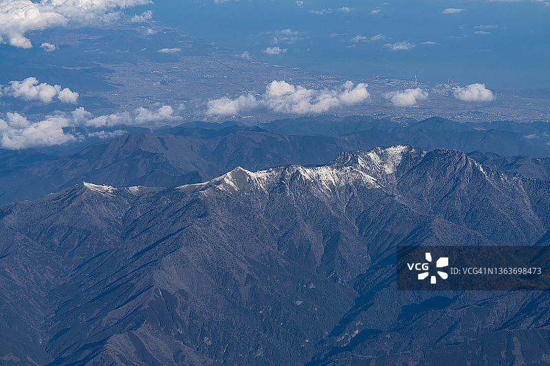 飞机航拍日本爱媛县的石鎚山雪景图片素材