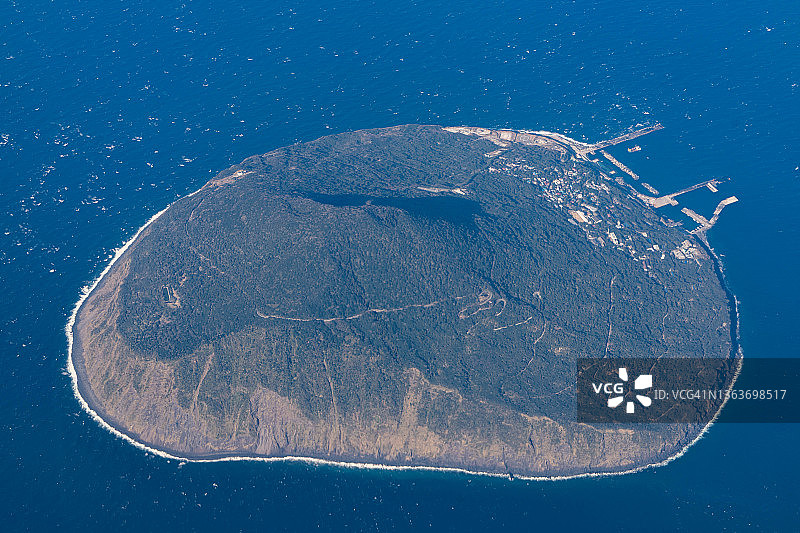 飞机航拍日本东京的利岛图片素材