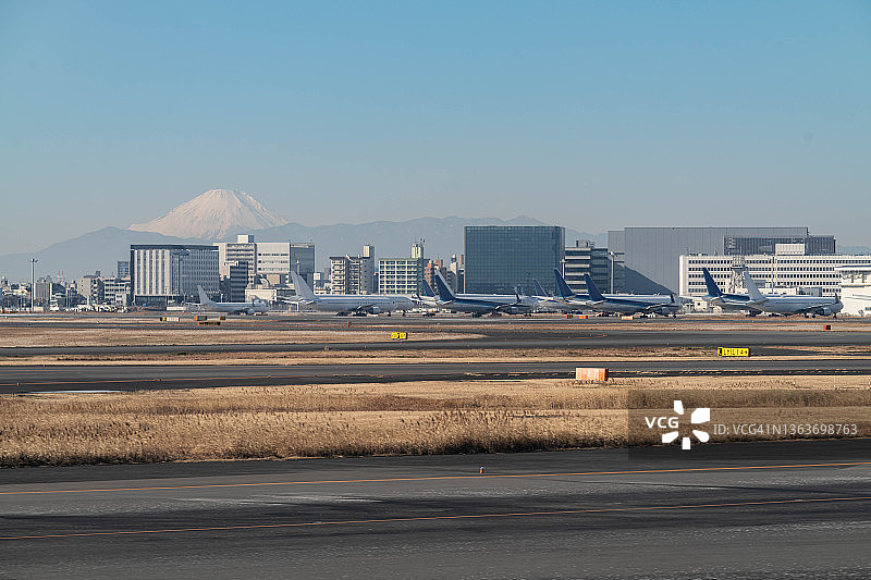 日本东京雪景富士山与东京羽田国际机场图片素材