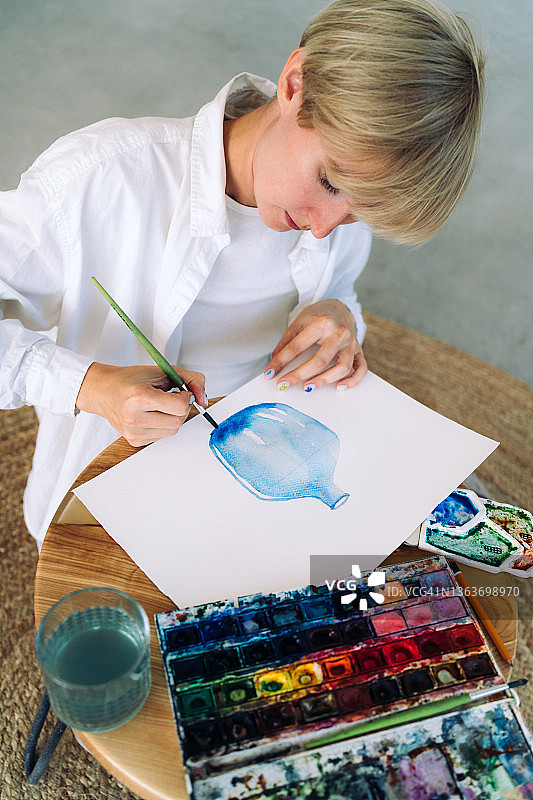 金色短发女子用水彩绘画图片素材