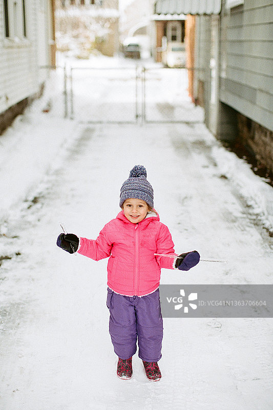 雪地小女孩手持冰柱图片素材