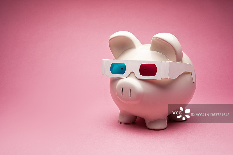粉色背景上的白色大储蓄罐3D眼镜概念照片图片素材