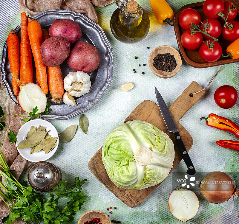 厨房餐桌上的新鲜蔬菜，砧板上的卷心菜图片素材