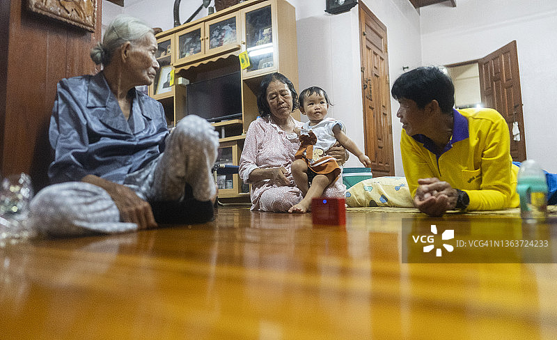 亚洲家庭：三代同堂，曾祖母和孙女在家玩耍图片素材