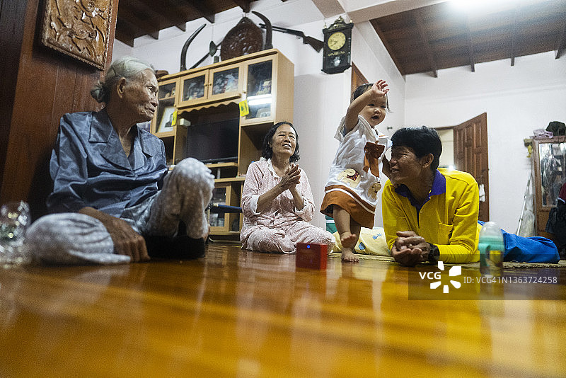 亚洲家庭：三代同堂，曾祖母和孙女在家玩耍图片素材