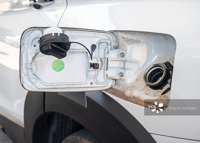 车辆打开油箱盖加油的侧面图图片素材