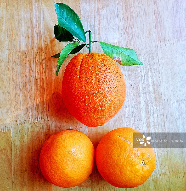 三个新鲜橙子图片素材