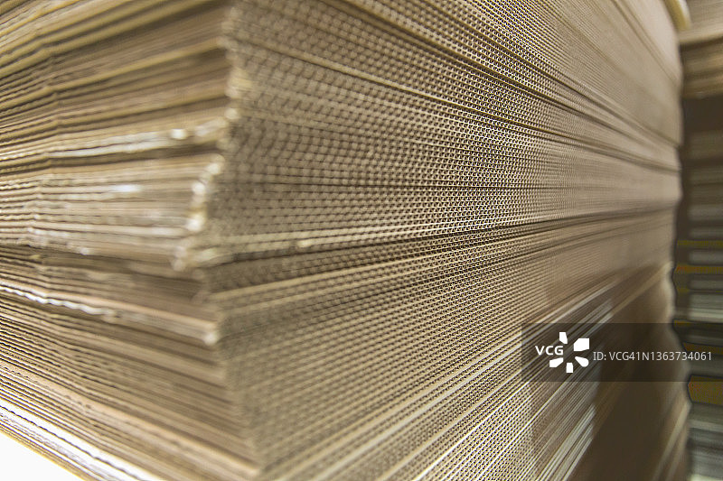 瓦楞棕色纸板背景，选择性聚焦图片素材