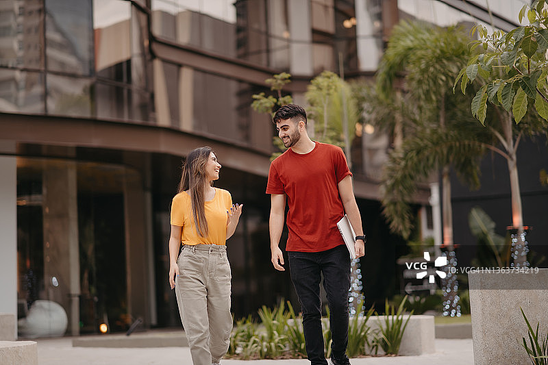 下班后交谈的年轻员工图片素材