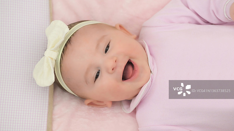 滑稽的婴儿大笑图片素材