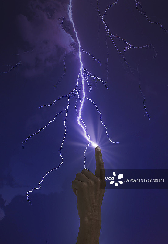 闪电击中指向天空的手指图片素材