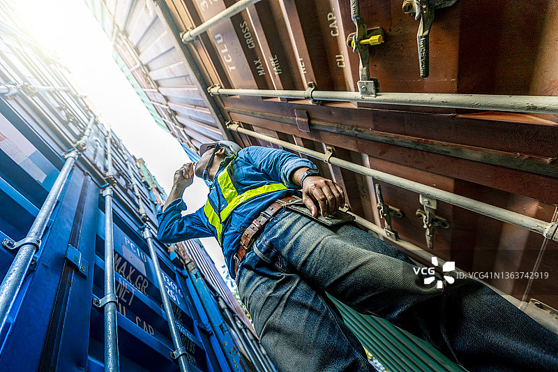 工程师在港口检查仓库图片素材