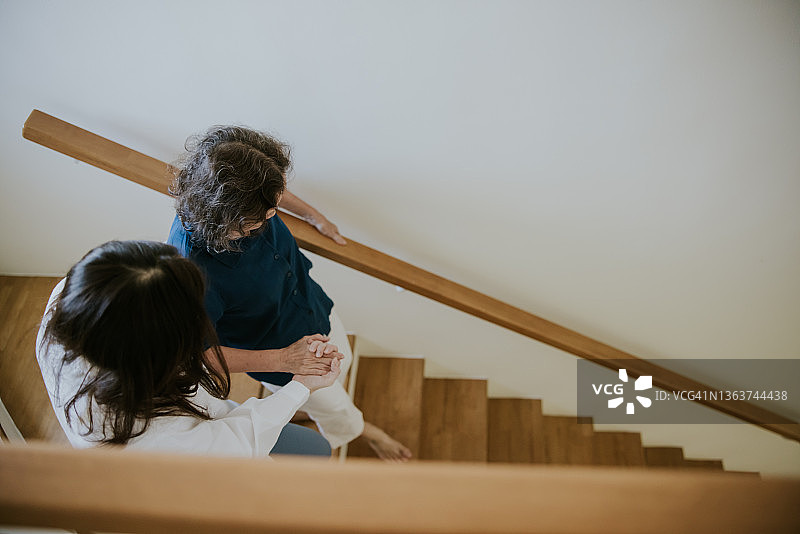 老年妇女和医生在家中就医的图片素材图片素材