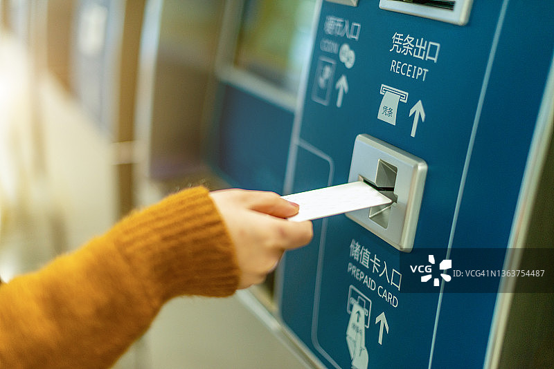 一名妇女在地铁站购买地铁票图片素材