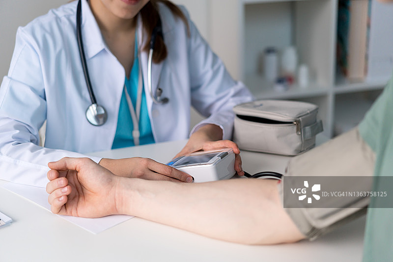 医生用血压计测量血压图片素材