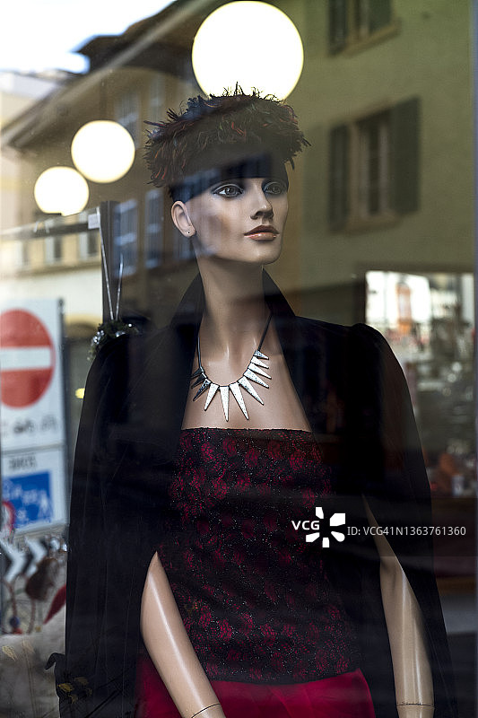 服装店橱窗里的人体模型图片素材