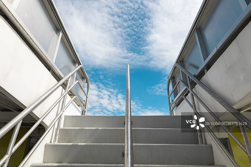 夏季航行中游轮上的楼梯图片素材