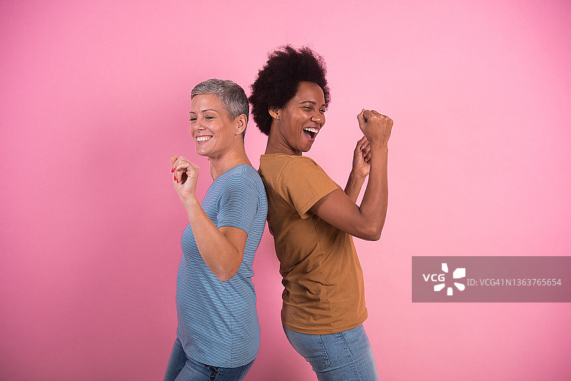 两个不同的好朋友跳舞的影棚肖像图片素材