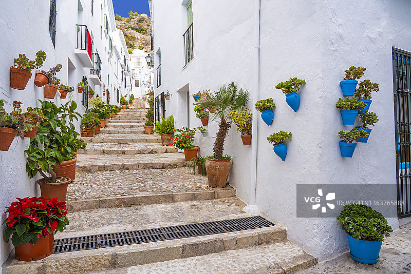 马拉加太阳海岸弗里希利亚纳村的白色房屋图片素材