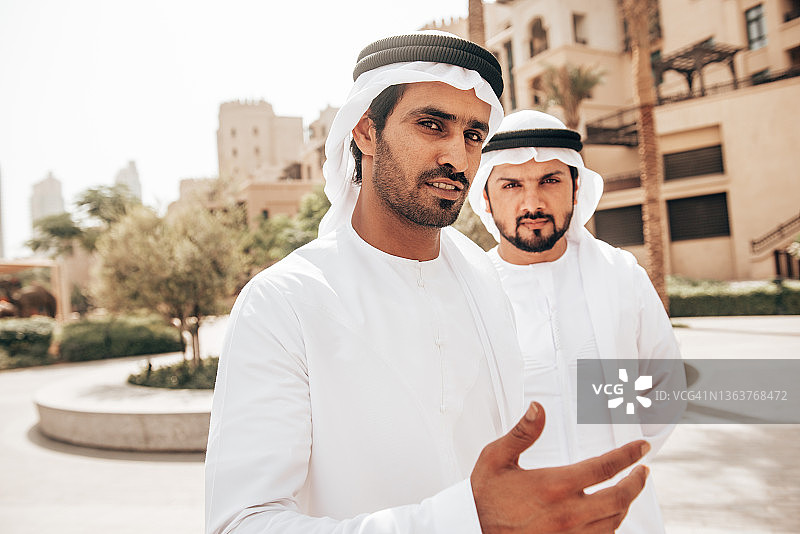 商务人士在城市中交谈图片素材