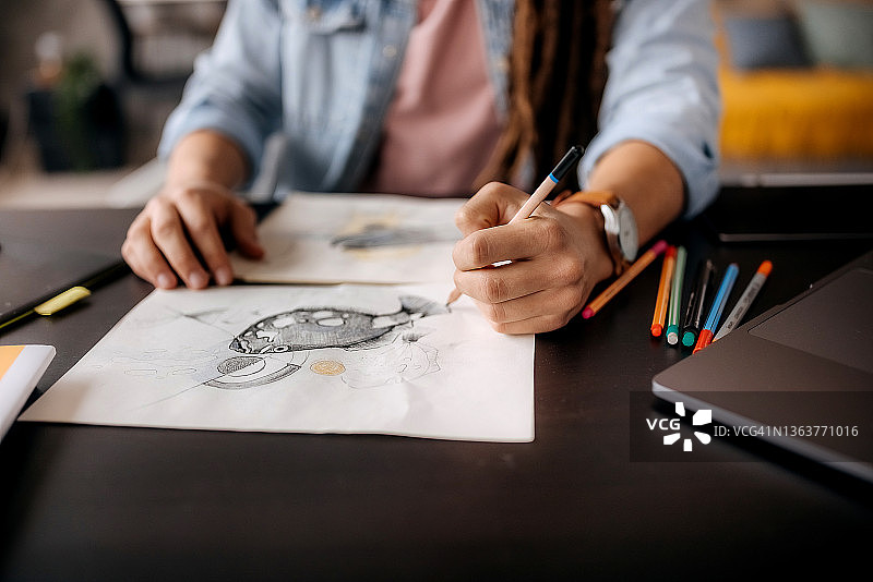 正在创作新作品的艺术家图片素材