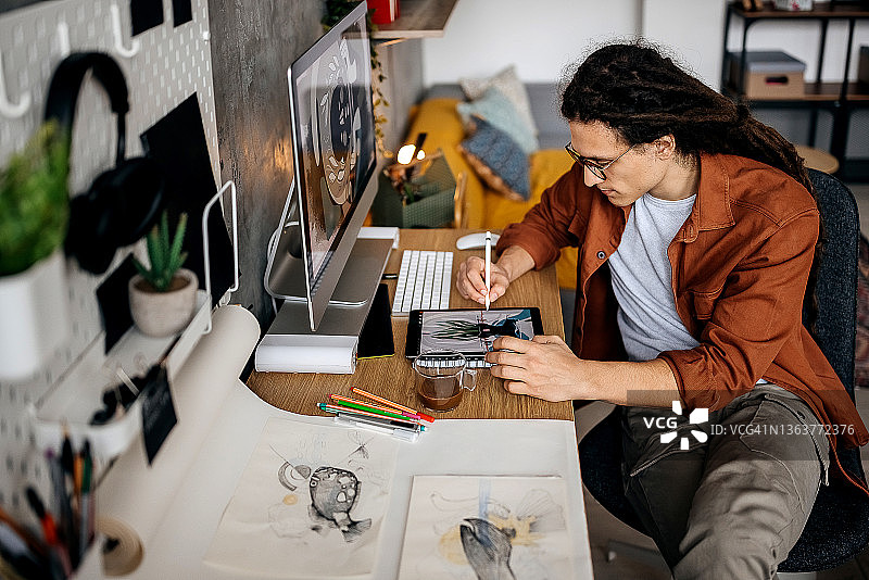 在家工作的平面设计师图片素材