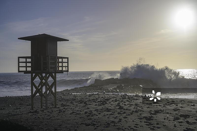 西班牙拉帕尔马岛塔扎科特海滩救生员瞭望塔旁的巨浪图片素材