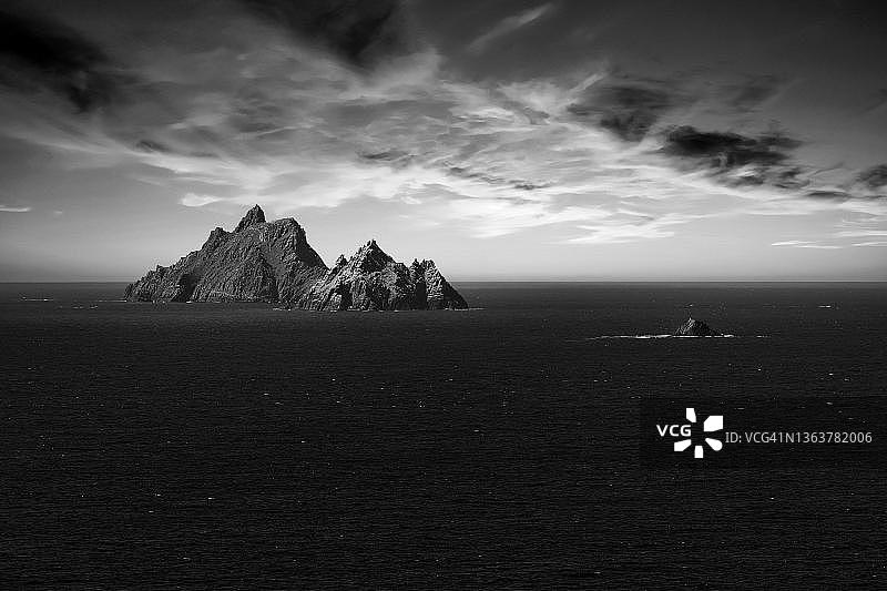 日落时海中的两座岩石岛屿,斯凯利格·迈克尔和小斯凯利格岛,斯凯利格环路全景公路,爱尔兰凯里郡艾维拉半岛的珀特马吉图片素材