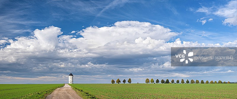 通往克罗尔帕-勒布许茨水塔的田间小路,多云天空下的田野风光,位于德国萨克森-安哈尔特州瑙姆堡附近图片素材