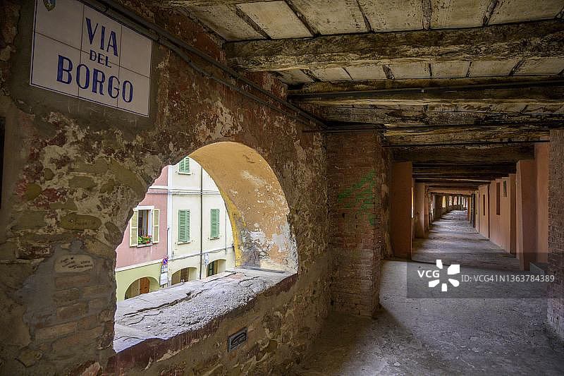 意大利拉文纳省布里西盖拉的博尔戈或阿西尼历史拱廊图片素材
