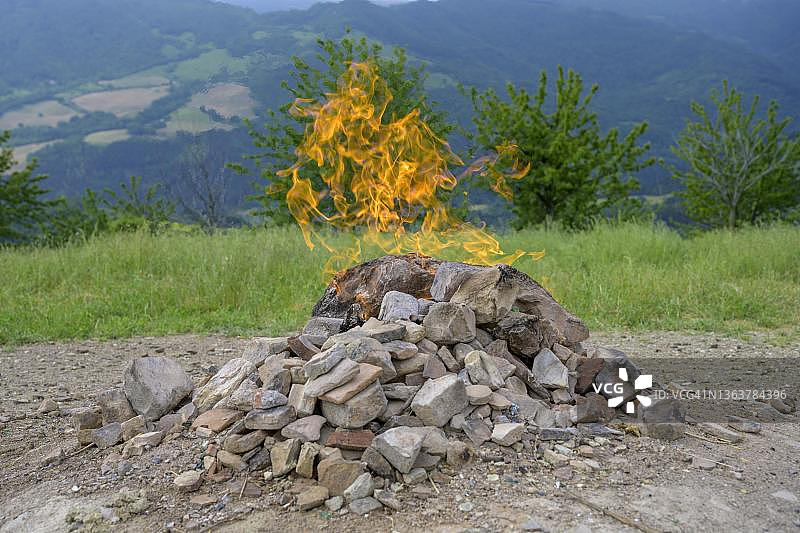 名为武尔卡诺德尔蒙特布斯卡的天然气泉，位于意大利弗利-切塞纳省特雷多齐奥图片素材