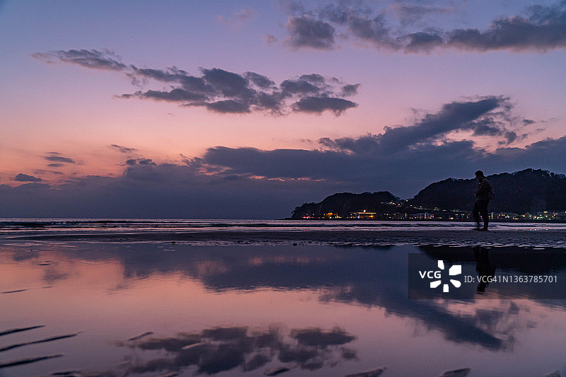 日本神奈川的日落海滩图片素材