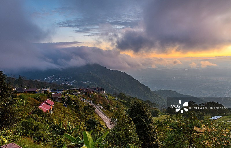 日出时分，富塔伯克山城市山脉的雾景图片素材