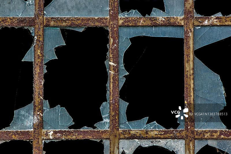 德国黑森州，老建筑的破损窗户图片素材