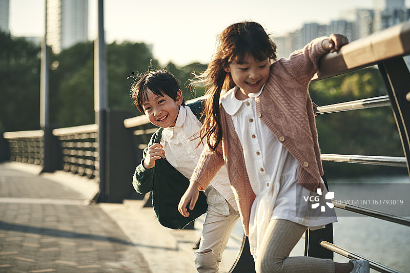 亚洲儿童在城市公园玩耍图片素材