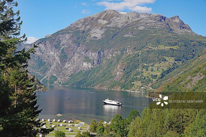 汽车渡轮，壮丽的山脉和蜿蜒的道路，老鹰之路，盖朗厄尔，挪威图片素材