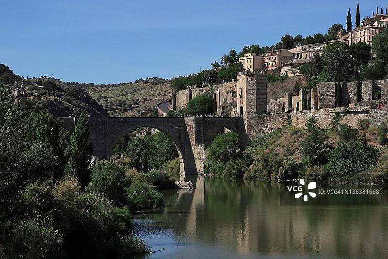 西班牙托莱多城市景观：圣马丁桥横跨塔霍河图片素材